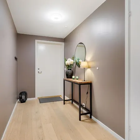 - Center - Modern * Stryn