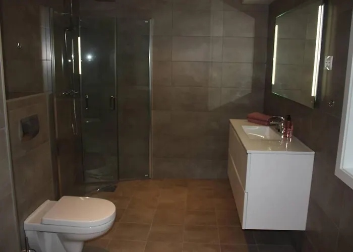 - Center - Modern * Stryn