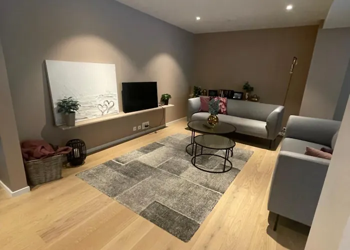 - Center - Modern * Stryn