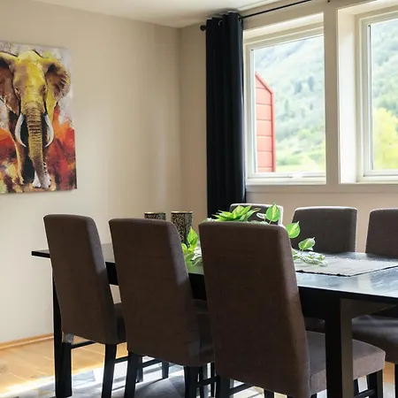 - Center - Modern Stryn